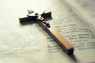 Biblia i krzyż